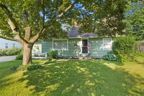 51 Meadow View Dr, Penfield, NY 14526
