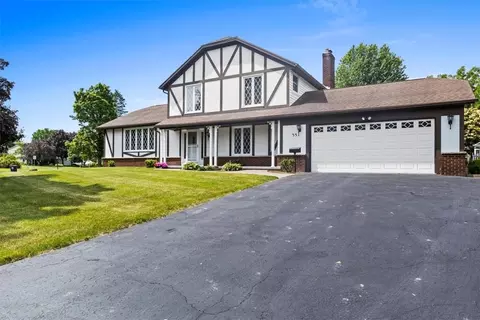 33 Rolling Meadows Way, Penfield, NY 14526