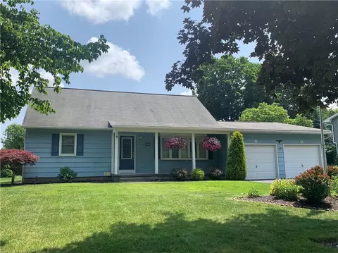 18 Meadowview Dr, Sweden, NY 14420