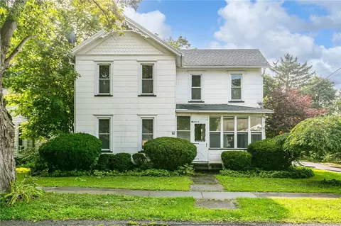 20 Clinton St, Bergen, NY 14416