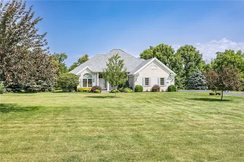 14 Skidmore Dr, Spencerport, NY 14559