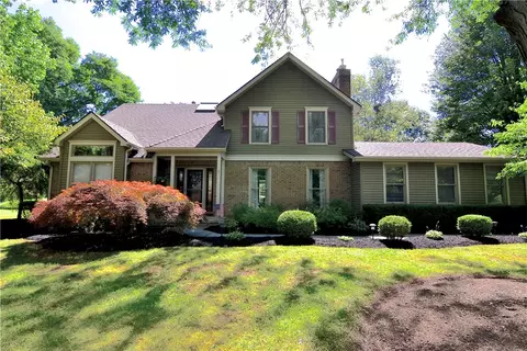1 Red Oak Ln, Perinton, NY 14534