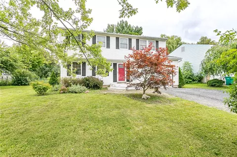 57 Coachlight Cir, Farmington, NY 14425