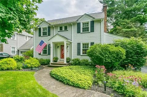 28 Mount Airy Dr, Irondequoit, NY 14617