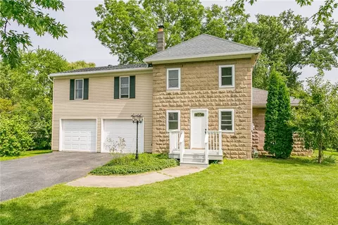 323 Hook Rd, Farmington, NY 14425