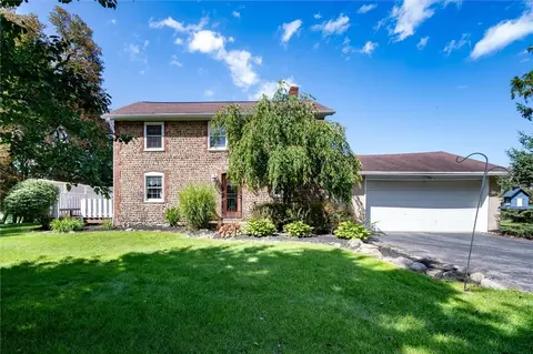 3355 Autumn Wood Dr, Macedon, NY 14502