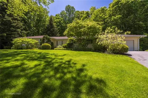 8 Woods End, Pittsford, NY 14534