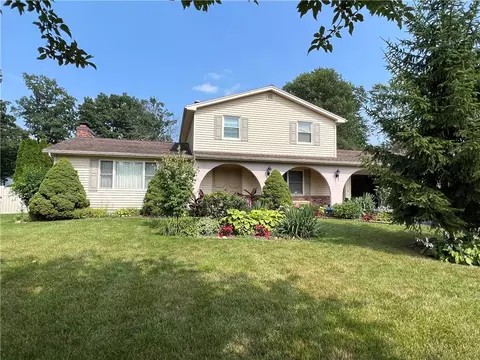 218 Vineyard Dr, Greece, NY 14616