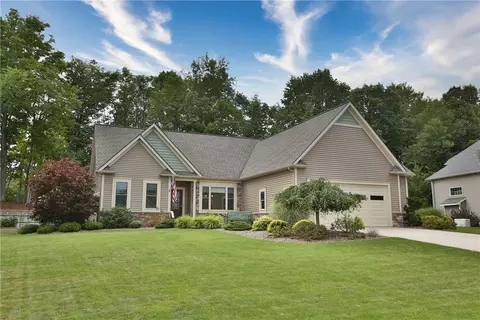 261 Gallant Fox Ln, Webster, NY 14580