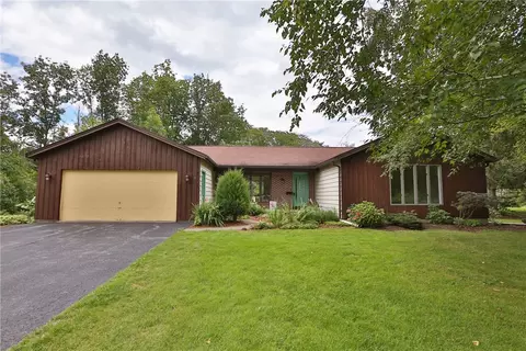 8 Deertrack Ln, Brockport, NY 14420