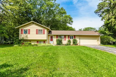 97 Fox Chapel Rd, Henrietta, NY 14467