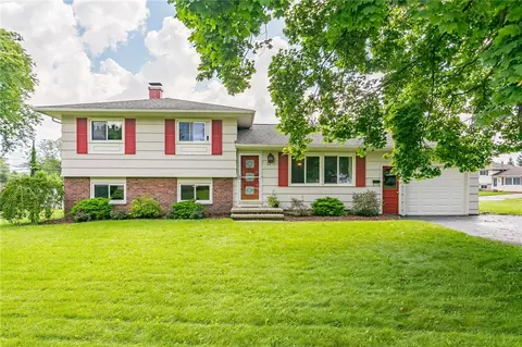 32 Le Manz Dr, Gates, NY 14606