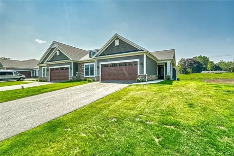 1395 Creeks Edge Dr, Webster, NY 14580