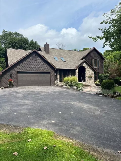 11 Crescence Dr, Geneva, NY 14456