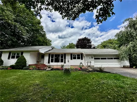 8095 Creamery Rd, Bergen, NY 14416