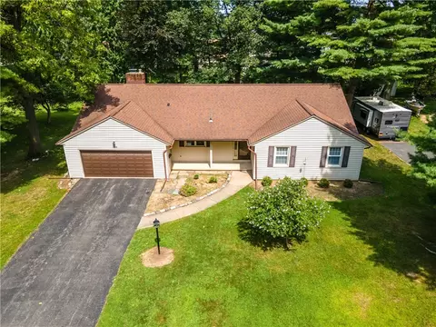 190 Lake Lea Rd, Irondequoit, NY 14617