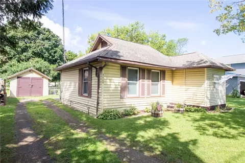 7569 6th St, Sodus Point, NY 14555