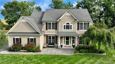 19 Periwinkle Dr, Perinton, NY 14450