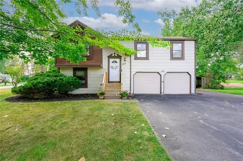 1270 Glen Carlyn Dr, Farmington, NY 14425