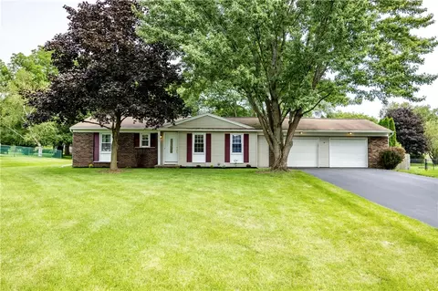 177 Honeysuckle Ln, Farmington, NY 14425