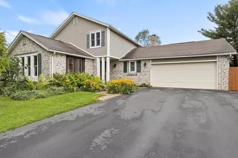 17 Emberglow Ln, Greece, NY 14612