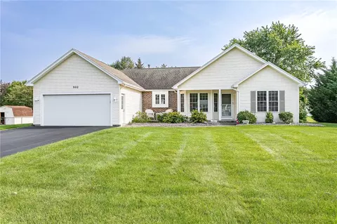 902 Meadow Ridge Ln, Webster, NY 14580