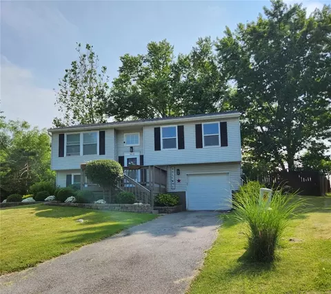 1623 Cornfield Cir, Farmington, NY 14425