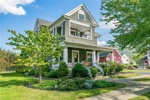 27 Thrall St, Naples, NY 14512