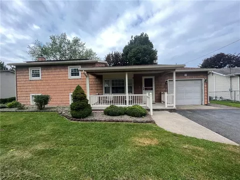 17 Westwood Dr, Auburn, NY 13021