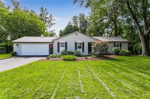 27 N Country Club Dr, Rochester, NY 14618
