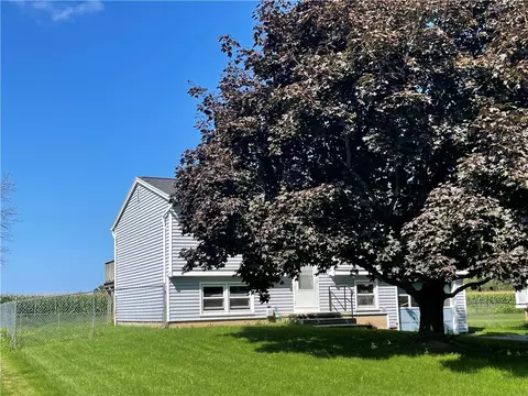 42 Highview Dr, Hamlin, NY 14464