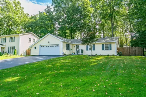 609 Vintage Ln, Greece, NY 14615