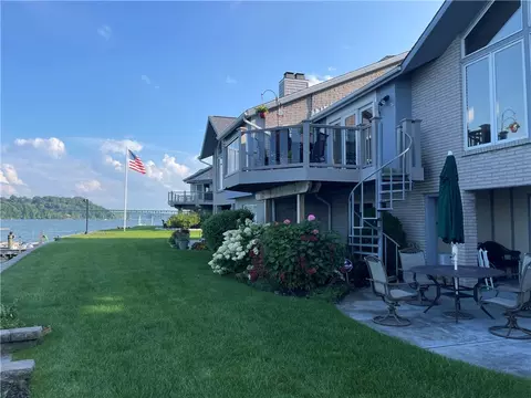 8 Bay Point Cir, Irondequoit, NY 14622