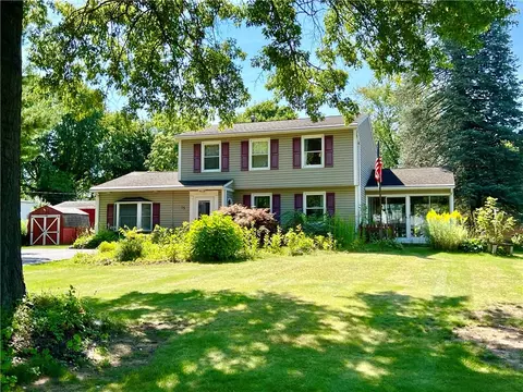 15 Sandstone Dr, Ogden, NY 14559