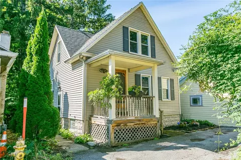 5 Blakeney Pl, Rochester, NY 14620
