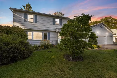 82 Parkmeadow Dr, Pittsford, NY 14534