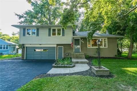 303 Bay View Rd, Irondequoit, NY 14609