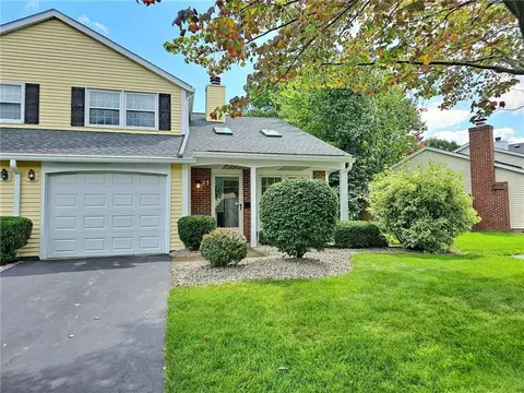25 Old Stone Ln, Greece, NY 14615