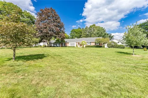 33 Old Farm Cir, Pittsford, NY 14534