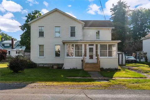 12 Center St, Waterloo, NY 13165