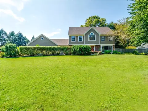 9 Bridgewood Dr, Perinton, NY 14450