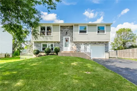 5768 Clover Meadow Ln, Farmington, NY 14425