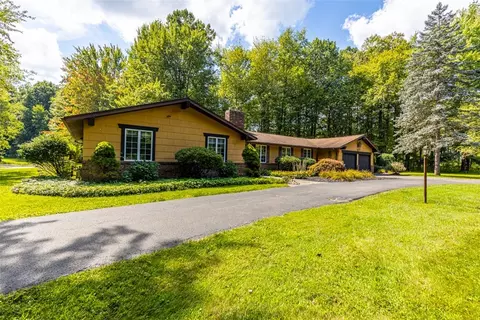9 Fencewood Ln, Hamlin, NY 14464