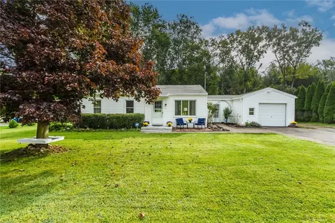 17 Erie St S, Macedon, NY 14502