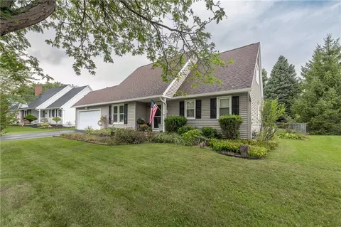 40 Turtle Creek Ln, Parma, NY 14468
