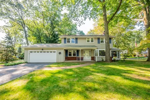 25 Hearthstone Ln, Irondequoit, NY 14617