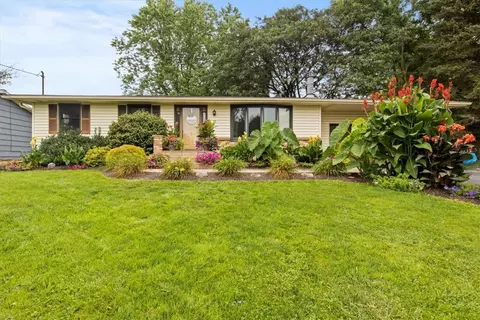 10 Adeane Dr E, Gates, NY 14624