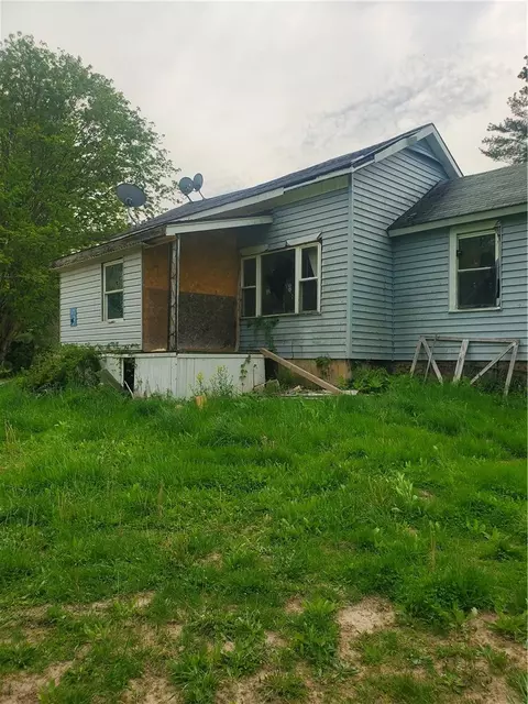 9117 Smokey Hollow Rd, Lysander, NY 13027