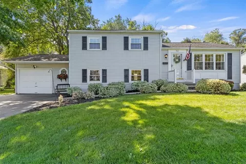 40 Picturesque Dr, Greece, NY 14616