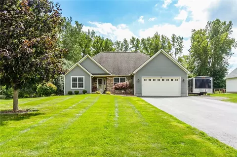 13 Country Creek Ln, Hilton, NY 14468